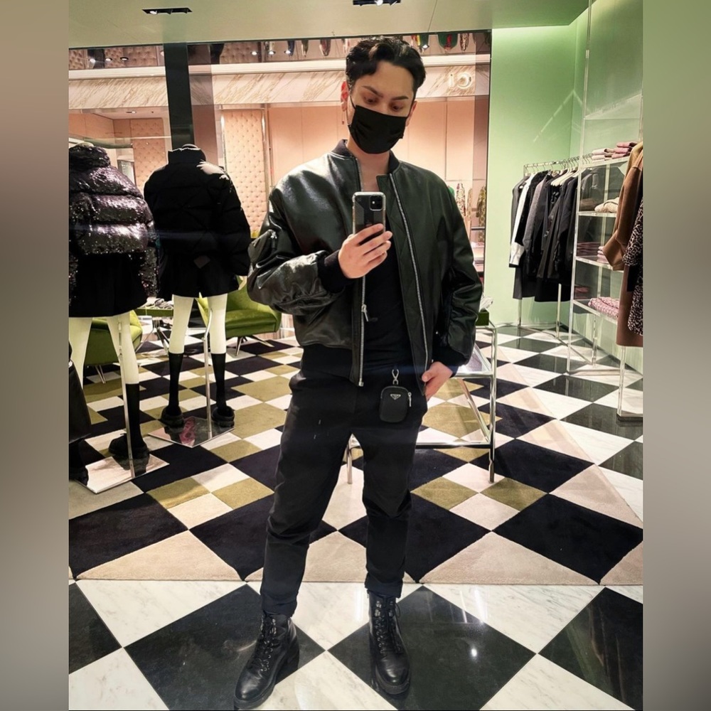 Hi there! I’m Aspen. Feel free to message me and ask any questions IG: Aspen.NYC